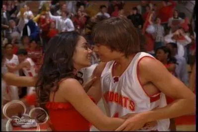 Est-ce que Troy et Gabriella sortent ensemble à la fin d'"High School Musical 1" ?