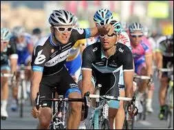 Portant la double nationalit australo-allemande , il choisit d'tre australien en 2010... .