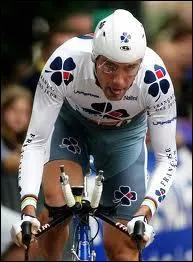 Premier australien porteur du maillot rose au Giro en 2004 ... .