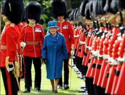 Les gardes de Buckingham Palace sont des soldats de parade mais aussi des... ?