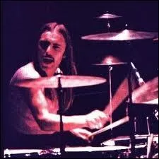Quel fut le premier batteur de Status Quo ?
