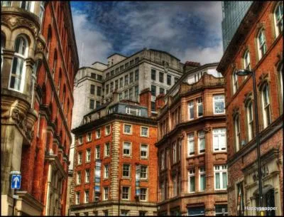 Ville de l'industrie textile au 19me sicle, Manchester est connue aujourd'hui pour son club de football; mais o est situe cette ville ?