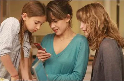 Qui est la petite fille  gauche ?