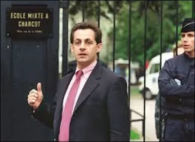 Le petit Nicolas a fait preuve de beaucoup de courage en 1993 quand il est allé négocier avec un preneur d'otages dans une école maternelle de sa commune. C'était l'affaire :