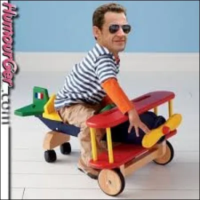 Dans l'avion qui l'emmène aux Emirats arabes unis en ce 25 mai 2009, le petit Nicolas parle à ceux qui l'entourent...