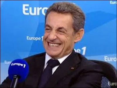 Le petit Nicolas aime bien que ses amis rappellent qu'il faisait des petits boulots lorsqu'il étudiait (laborieusement) le droit... Qui a dû mettre un bémol à ces déclarations ?