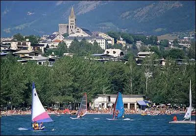 A mi-chemin entre Gap et Brianon Embrun tait, dans l'Antiquit, la capitale des Caturiges. Un triathlon, rput pour tre l'un des plus difficiles du monde, s'y droule chaque 15 aot. C'est :