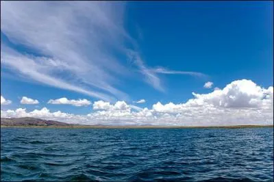 A quelle altitude se trouve le Lac Titicaca ?