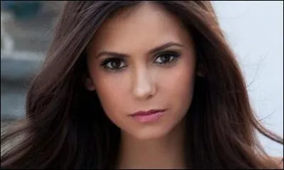 Qui sont les parents biologiques d'Elena ?