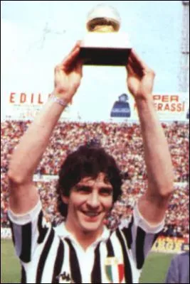 Qui est le premier attaquant, italien jouant  la Juventus Turin, qui remporte, en 1961 le ballon d'or ?
