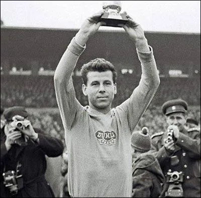 Quel joueur tchcoslovaque et milieu du Dukla Prague remporte, en 1962, le ballon d'or ?