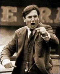 Au cinma, qui joua le rle de Michael Collins dans le film du mme nom de 1997 ?