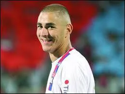 O joue actuellement ce joueur ?