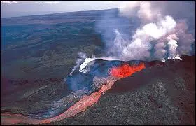 A combien de kilomtres au-dessus de sa base s'lve le Mauna Loa ?