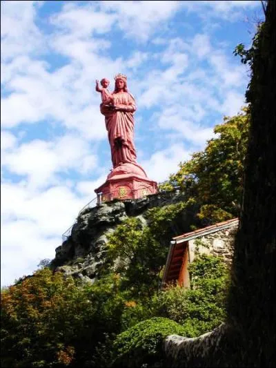 Cette vierge se trouve dans ... . .