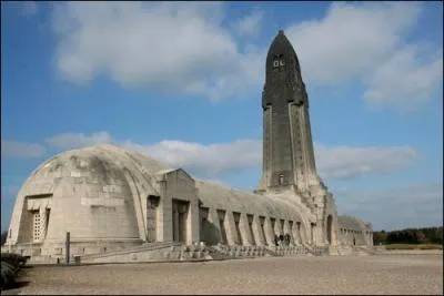 Cet Ossuaire reconnaissance pour les poilus de 1914 se trouve dans ... . .