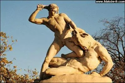 Le Minotaure fut tué d'un coup de massue par Thésée qui ressortit de l'endroit grâce...