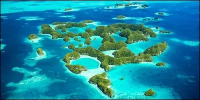 Comment s'appelle l'archipel du Pacifique qui rassemble plus de 2 000 îles ?