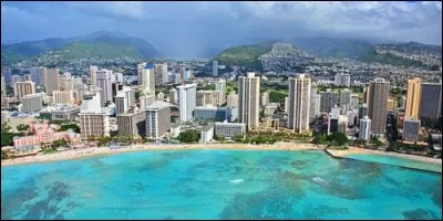 Laquelle de ces trois îles ne fait pas partie de la Polynésie Française ?