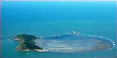 Quelles îles, appartenant à l'archipel Marshall, sont forts connues pour ses explosions et ses "dessous" ?