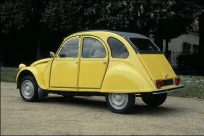 La 2 chevaux Citron est une voiture produite en France entre 1948 et 1990. Dans quel film avec Bourvil et De Funs assiste-t-on  la scne mythique d'un accident entre une 2 chevaux et une Mercedes ?
