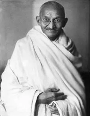 L'un des surnoms de Gandhi est 'Mahatma'. Cela signifie... ?