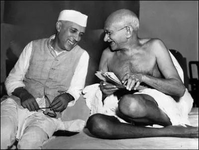 Quel leader politique et futur premier ministre Gandhi rencontre-t-il dans ce parti ?