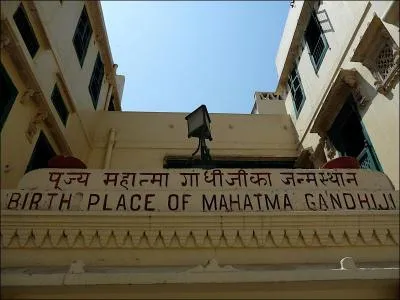 L'anniversaire de Mohandas Gandhi est une fête nationale en Inde. Quand et où est-il né ?