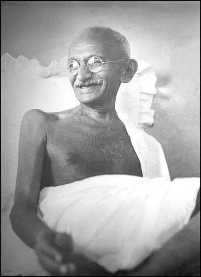 Suite  la division de l'Inde, des massacres clatent entre musulmans et hindous. Comment Gandhi ragit-il ?