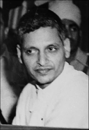 Le 30 janvier 1948, Gandhi est assassin par balles  New Delhi par un extrmiste qui lui reproche la partition de l'Inde. Qui est cet assassin ?