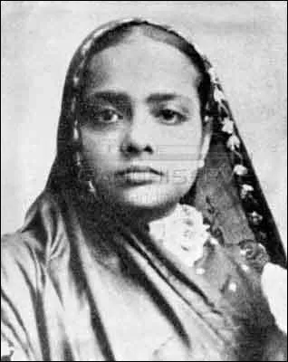 A quel ge se marie Gandhi ? Qui pouse-t-il ?