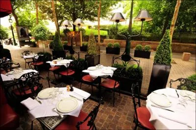 Je fais face &agrave; l'&eacute;glise Saint-Eustache. Je suis :