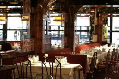 Situ&eacute; dans le 6e arrondissement, cet ancien bouillon du d&eacute;but du si&egrave;cle dernier fleuron de Saint-Germain-des-Pr&eacute;s est l'une des plus belles brasseries de Paris. Je suis :