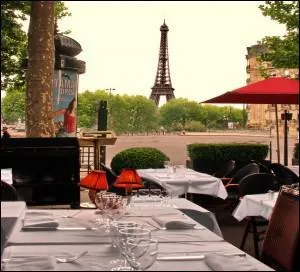 C'est confortablement install&eacute; dans cette brasserie chic, o&ugrave;, &agrave; la terrasse que vous pourrez admirer la Tour Eiffel, face &agrave; vous. Je suis :