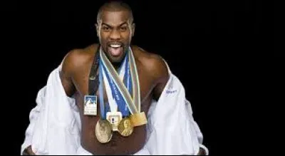 Au judo, si l'arbitre crie : ''ippon'', ça veut dire que l'un des combattants...