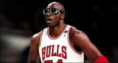 Dans le milieu du basket, a été créé un type de lunettes spéciales, adaptées à la pratique de ce sport. Comment les appelle-t-on ?