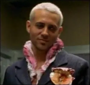 Certainement le dtenu gay le plus respect de la prison, il n'apparat que dans les derniers pisodes.