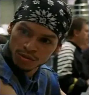 Ce membre du gang latino est le seul  ne pas se faire tuer par Alvarez mais par Guerra.