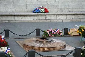 Qu'abrite l'difice  sa base ?