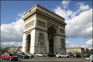 Sur quelle place parisienne se situe l'Arc de Triomphe ?