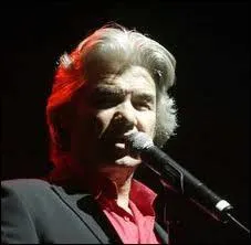 Compltez les paroles du Gitan de Daniel Guichard : 'Un peu renard un peu loup, il sort le jour ou bien la nuit... ... . '