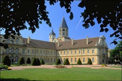 Quelle région abrite l'abbaye de Cluny ?