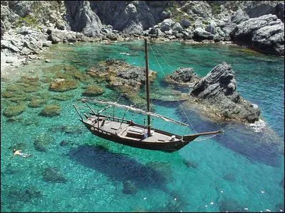 Quelle mer baigne l'île de Porquerolles ?