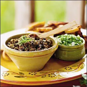 Préparation à base d'olives, de câpres et d'anchois écrasés, additionnée d'huile d'olive :