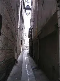 De 2, 5 m  7 mtres c'est la largeur de la rue la plus troite