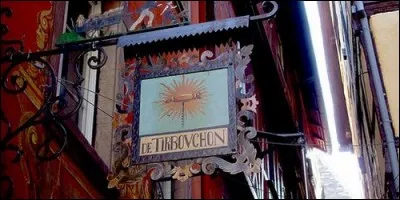 Comment s'appelait le rameau de verdure suspendu autrefois en guise d'enseigne au-dessus de la porte d'un cabaret ?