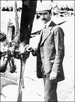 Comment s'appelait le crateur et pilote de cet hydro aroplane ?