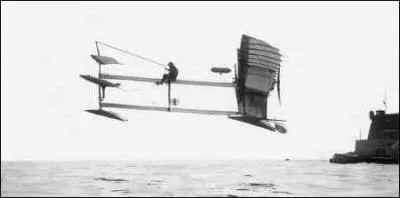 Quelle tait environ la vitesse de cet hydro aroplane et  quelle hauteur a-t-il vol ?