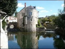 Quelle est la ville la plus proche du Marais poitevin ?