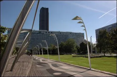 Le jardin est inspir de la gomtrie et dgag des jardins  la franaise, au centre et  l'ouest, et du relief accident des parcs paysagers anglais. Je suis :